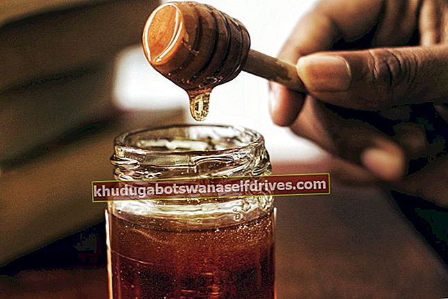 hvordan man fjerner øjenposer med honning